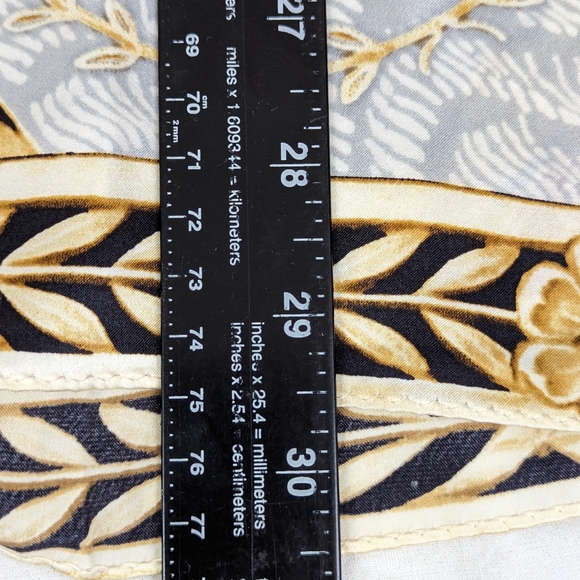 The Metropolitan Museum of Art 100% Mulberry Silk Vintage Scarf - Picture 9 of 12